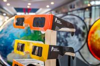 Gafas para eclipses con monturas de cartón personalizadas con logotipos. Gafas para eclipses con monturas de cartón personalizadas con logotipos.