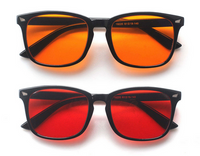 Gamer profesional con setup RGB y gafas ámbar