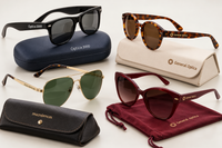 Gafas de sol con logotipo en las patillas y fundas personalizadas para ópticas.