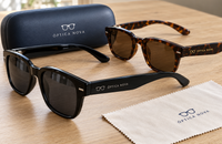 Gafas de sol con logotipo en las patillas junto a un estuche y una gamuza de la misma marca Gafas de sol con logotipo en las patillas junto a un estuche y una gamuza de la misma marca