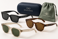 Gafas de sol de diferentes monturas con logotipo en las patillas y fundas y estuches personalizados
