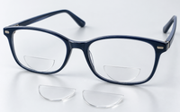 Lentes adhesivas de aumento en forma de media luna, sueltas y colocadas en unas gafas Lentes adhesivas de aumento en forma de media luna, sueltas y colocadas en unas gafas