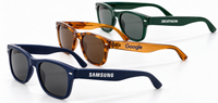 Detalle de logotipos de empresas en las patillas de tres gafas de sol personalizadas